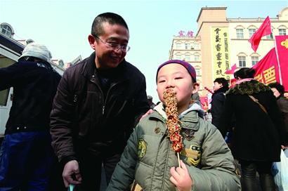 市民逛蘿卜會花30元到200元不等 海云庵糖球會明日啟幕 市民逛蘿卜會花30元到200元不等 海云庵糖球會明日啟幕