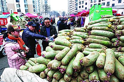 蘿卜攤位陷入冷清 日賺不足千元主動降價(jià)