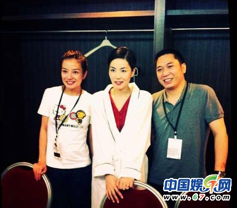 王菲趙薇曬親密照 網友：都是女神難分伯仲