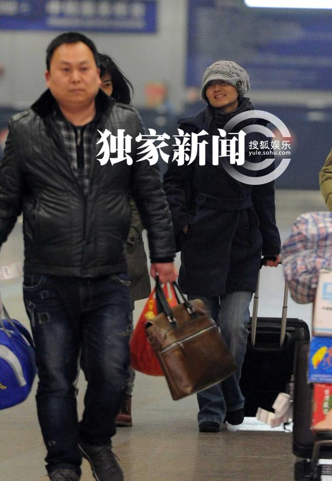 柴靜回京露歡顏 “隱身”老公接機顯體貼