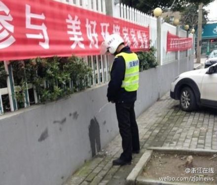 交通協警街邊小便被拍照 頭頂環境宣傳橫幅