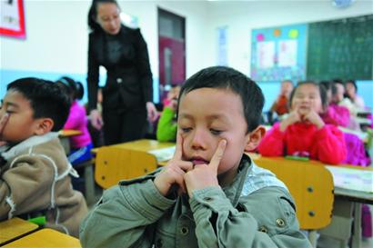 青島防控近視納入老師評(píng)優(yōu) 老師不可多留課外作業(yè) 青島防控近視納入老師評(píng)優(yōu) 老師不可多留課外作業(yè)