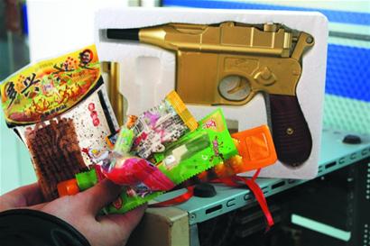 傍校小店備足三無零食坐等開學 大賺孩子壓歲錢 傍校小店備足三無零食坐等開學 大賺孩子壓歲錢