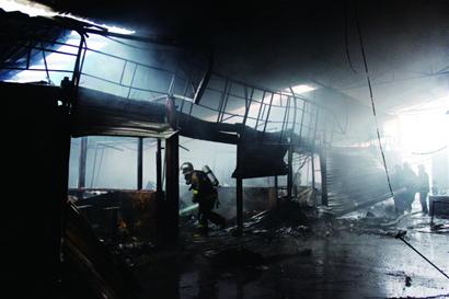 雙匯隆大華市場起火遮天蔽日 居民睡夢中遭大火封門