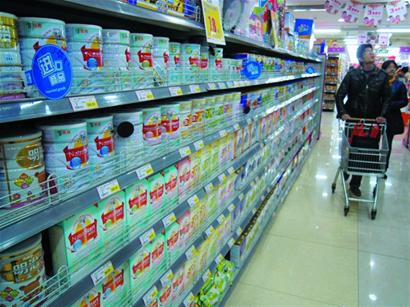 香港嚴控奶粉代購網上應聲漲20元 市民:漲也堅持買