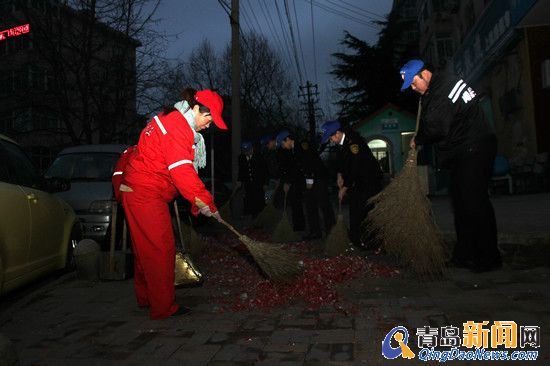 公交司機(jī)體驗環(huán)衛(wèi)工作 向迎接太陽的人致敬