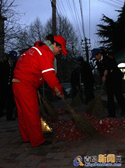 公交司機(jī)體驗環(huán)衛(wèi)工作 向迎接太陽的人致敬