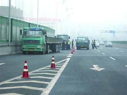 青島大貨9成有問(wèn)題 輪胎開(kāi)裂繼續(xù)用司機(jī)笑談超載