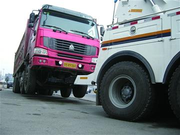 青島大貨9成有問(wèn)題 輪胎開(kāi)裂繼續(xù)用司機(jī)笑談超載