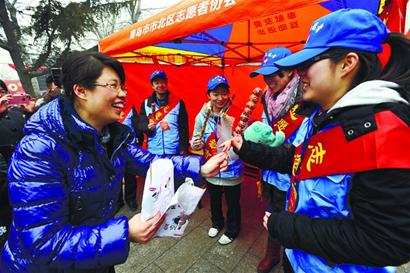 糖球會3天迎88萬人次 傳統燈謎遇網絡阻擊眾人忙百度