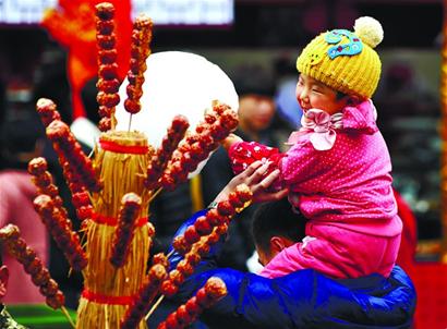 糖球會3天迎88萬人次 傳統燈謎遇網絡阻擊眾人忙百度