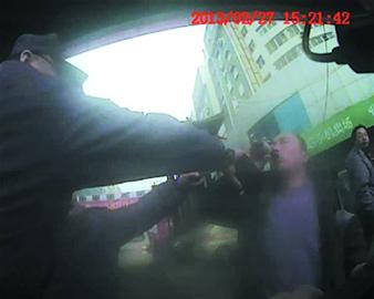 醉酒老漢糖球會上狂喝敵敵畏 民警一掌打掉 醉酒老漢糖球會上狂喝敵敵畏 民警一掌打掉