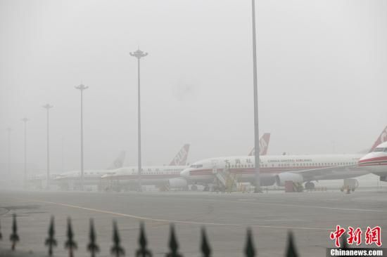 北京大風吹散霧霾帶來沙塵污染