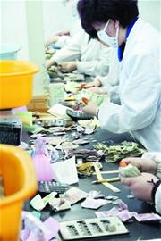 溫馨巴士百萬元零錢堆成小山 全部數完至少要兩年