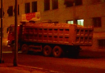 大貨白天躲貓貓半夜一路飆 大霧中2小時40輛車現形