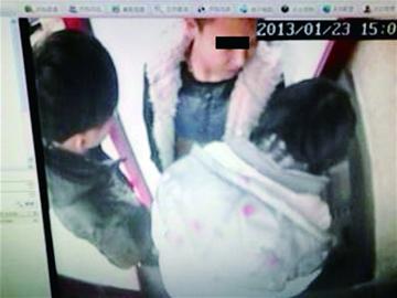 三警察當街搜身搶行人 網(wǎng)游男假扮搶劫6萬 三警察當街搜身搶行人 網(wǎng)游男假扮搶劫6萬