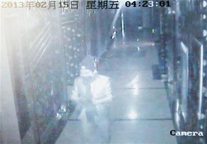 男子為辦婚禮青島行竊20萬 潛伏14小時 男子為辦婚禮青島行竊20萬 潛伏14小時