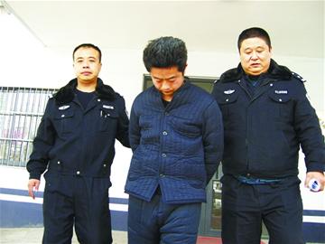 司機逆行撞倒兩人后逃逸  司機逆行撞倒兩人后逃逸