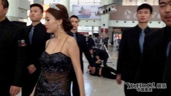 女藝人孫敬媛險遭瘋狂男粉絲非禮 被保鏢按在地上狠揍