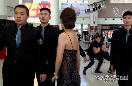 女藝人孫敬媛險遭瘋狂男粉絲非禮 被保鏢按在地上狠揍