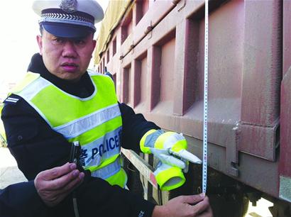 下周起建筑垃圾運(yùn)輸漲價(jià)限超載 司機(jī)認(rèn)為落實(shí)難 下周起建筑垃圾運(yùn)輸漲價(jià)限超載 司機(jī)認(rèn)為落實(shí)難