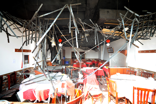 首發:安陽路一飯店液化氣爆炸 行人被掀翻