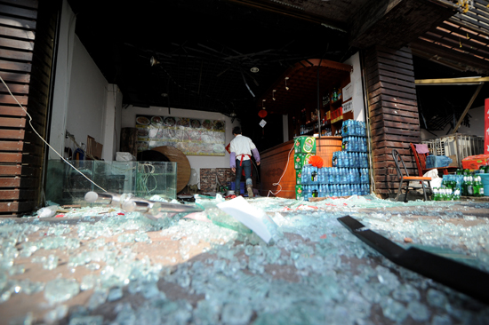 首發:安陽路一飯店液化氣爆炸 行人被掀翻