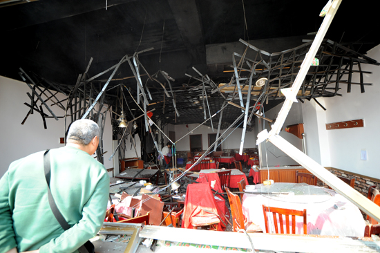 首發:安陽路一飯店液化氣爆炸 行人被掀翻