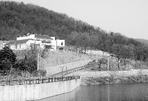 兩層小樓依山傍水,環(huán)境不錯