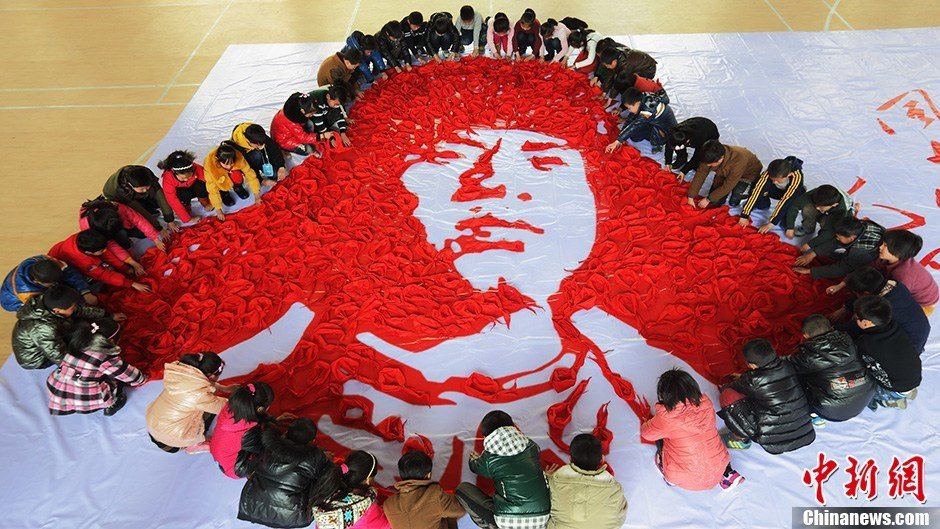 浙江近千名學生用紅領巾拼成雷鋒圖案