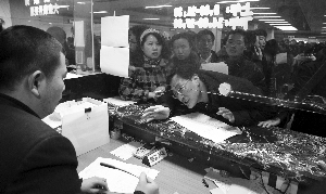 “人人人人人人人人華僑路房產交易大廳人人人人人人人人人。”昨天一大早,“@現代快報”微博用這句話來形容南京房產交易登記的火爆。