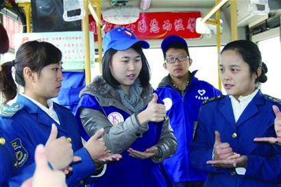 手語姑娘六年服務(wù)兩千聾人 達(dá)1萬小時 手語姑娘六年服務(wù)兩千聾人 達(dá)1萬小時