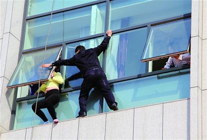 催婚不成25歲的女青年爬出酒店窗戶欲跳樓 催婚不成25歲的女青年爬出酒店窗戶欲跳樓