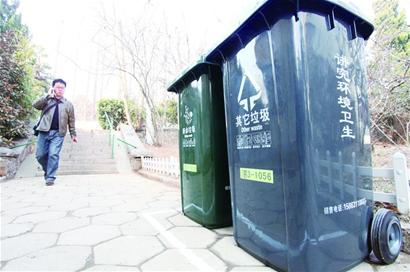 八成居民丟垃圾“對色入座” 八成居民丟垃圾“對色入座”