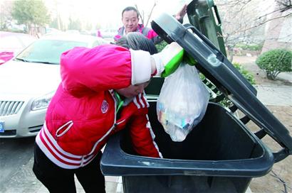 八成居民丟垃圾“對色入座” 八成居民丟垃圾“對色入座”