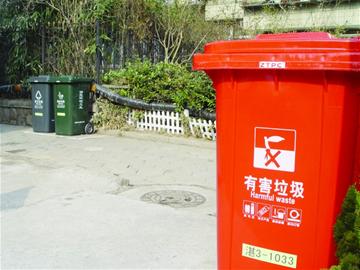 垃圾分類試點啟動 第一天7成居民不適應 垃圾分類試點啟動 第一天7成居民不適應