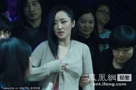 41歲楊鈺瑩當眾穿衣