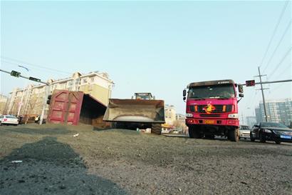 大貨側翻三噸沙土鋪滿地