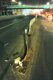 大眾轎車鬧懸空中翻跟頭 四輪朝天倒地 大眾轎車鬧懸空中翻跟頭 四輪朝天倒地