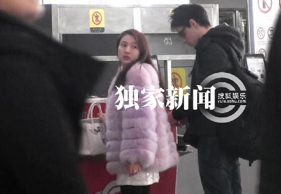 郭美美與外國男友牽手現身機場 穿著奢華疑遭胸襲