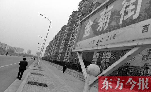 昨天是植樹節(jié),鄭州市高新區(qū)一條街道上,180多個已經(jīng)挖了一年多的樹坑依然沒有種上樹。“啥時候種,需要領(lǐng)導(dǎo)來定,領(lǐng)導(dǎo)還沒說具體時間。”鄭州市高新區(qū)管委會綠化科一名張姓工作人員說。