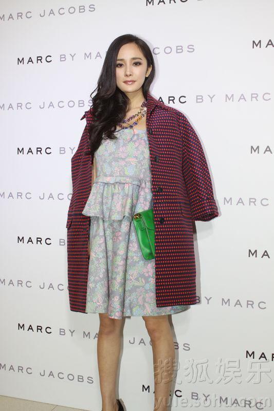 楊冪碎花裙現身活動 網友：似O型腿膝蓋暴丑