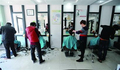 二月二剃龍頭14小時(shí)沒(méi)停手 二月二剃龍頭14小時(shí)沒(méi)停手