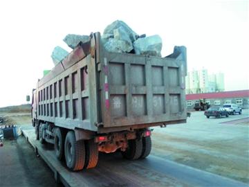 超載大貨轉(zhuǎn)戰(zhàn)郊區(qū) 被查車主稱不超不掙錢落淚