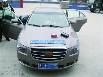 邊開(kāi)邊吸“毒駕”司機(jī)好大膽 邊開(kāi)邊吸“毒駕”司機(jī)好大膽