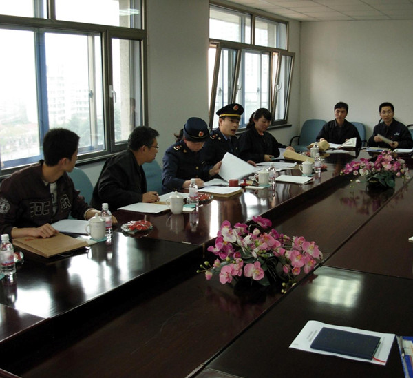 企業年檢工作人員到青島港開展“大企業直通車”暨上門年檢服務