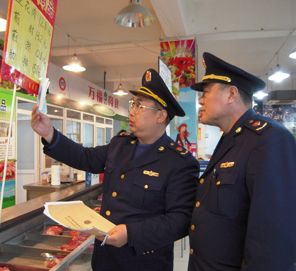 執法人員對轄區內“萬福專賣”店面和攤點進行專項檢查