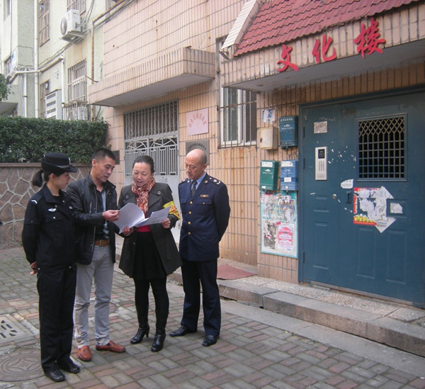 工作人員聽取轄區居民對本單位工作的建議及意見