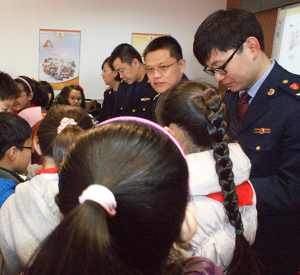 工作人員到北仲一小發放宣傳資料，開展食品安全知識進校園活動