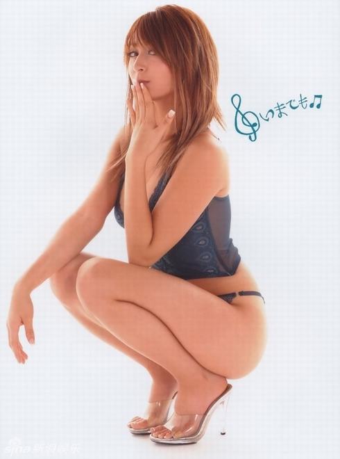 在日本發展的混血歌手莉亞迪桑一組性感寫真曝光，展現出天使面孔魔鬼身材。